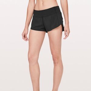 lululemon black 2.5” Speed Up Short (Size 6)